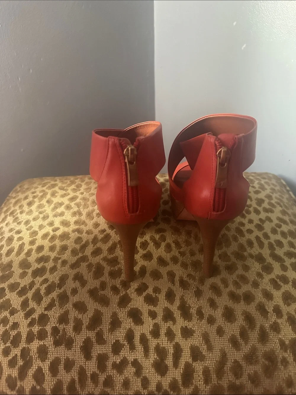 Pour La Victoire Tifara red-orange crisscross platform sandals New 9